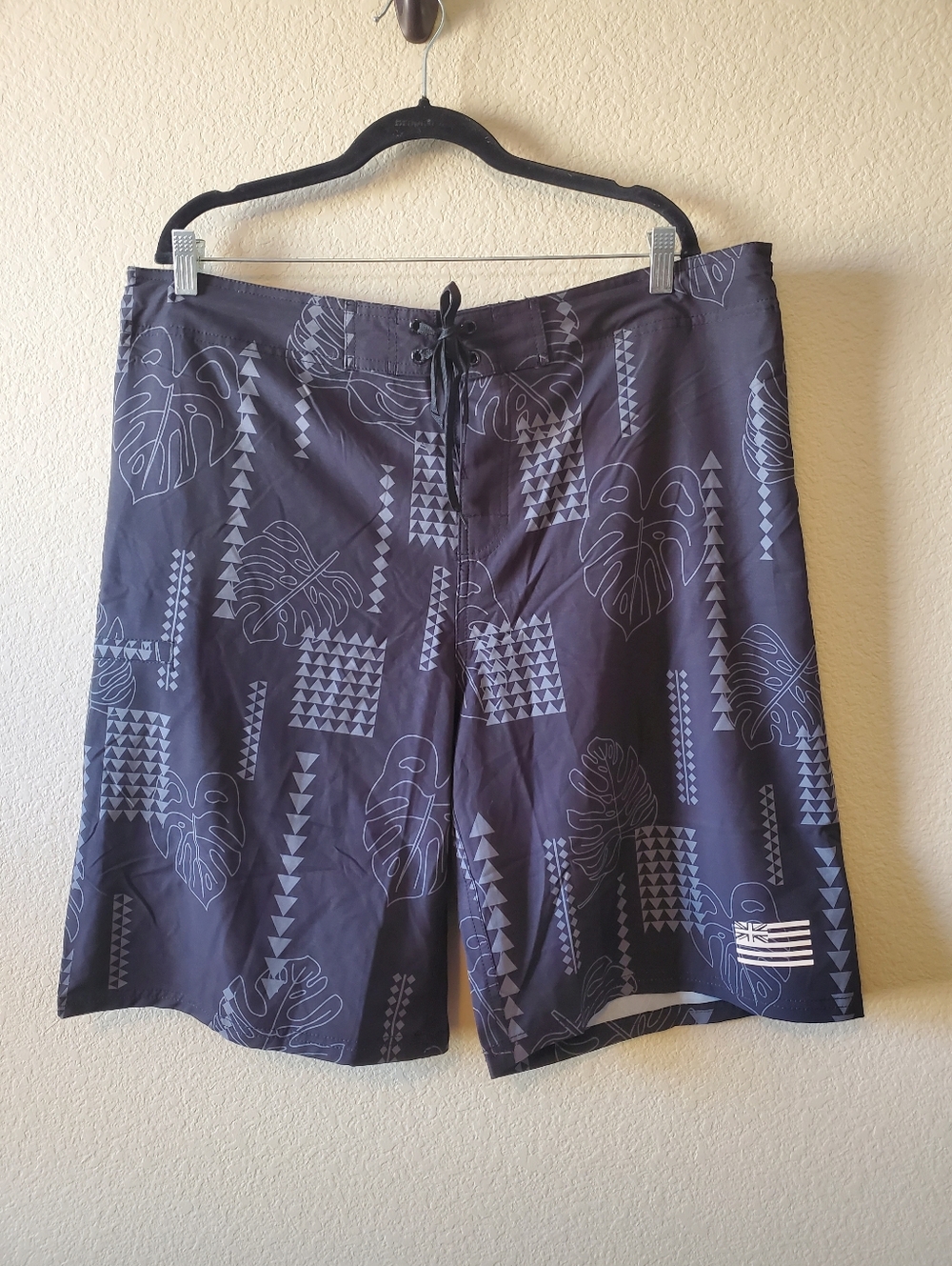 Wailoa Men's Black Tropical Hawaiian Print Board Shorts with Drawstring Waist